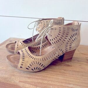 SOFFT size 8 1/2 Modesto peep toe